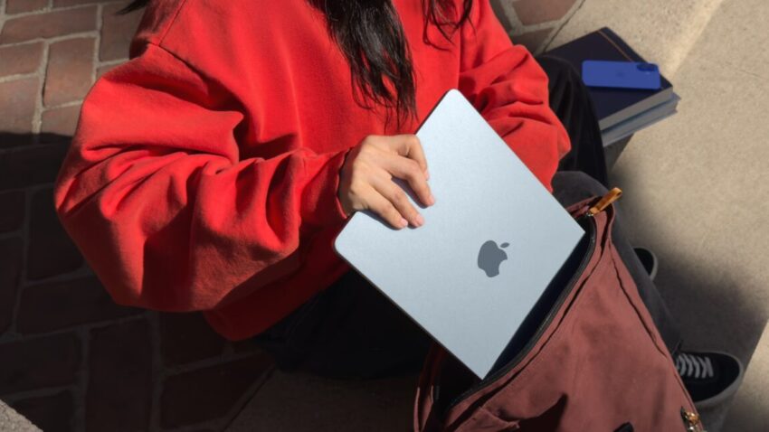 Apple MacBook Air lifestyle on the go 1152x648 1741115597